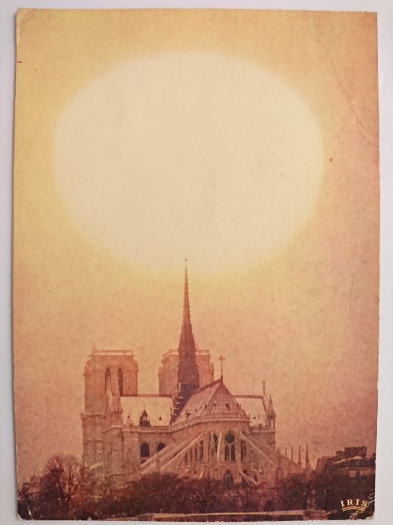 PARIS. UN REPUSCULE INSOLITE SUR NOTRE-DAME