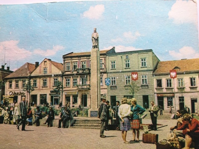 BOCHNIA. FRAGMENT RYNKU - POMNIK... FOT. STELMACH