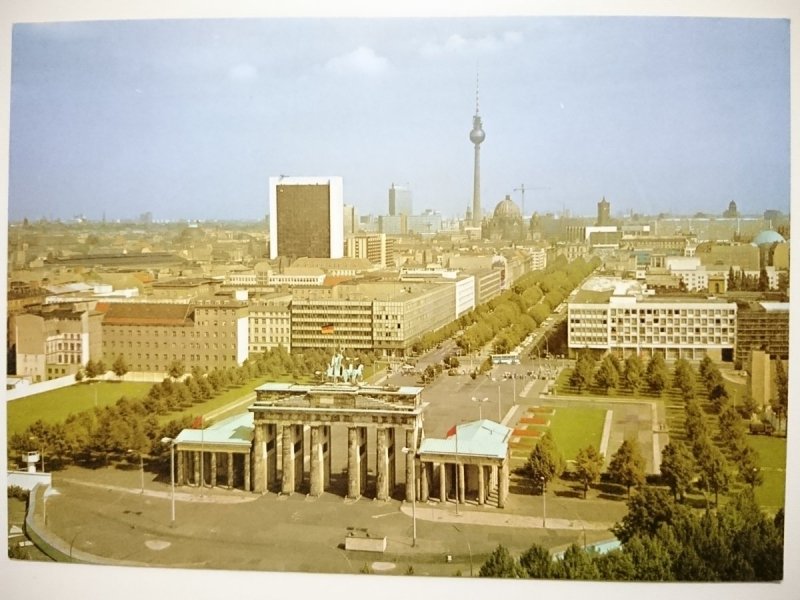BERLIN. BRANDENBURGER TOR MIT BLICK AUF OST-BERLIN