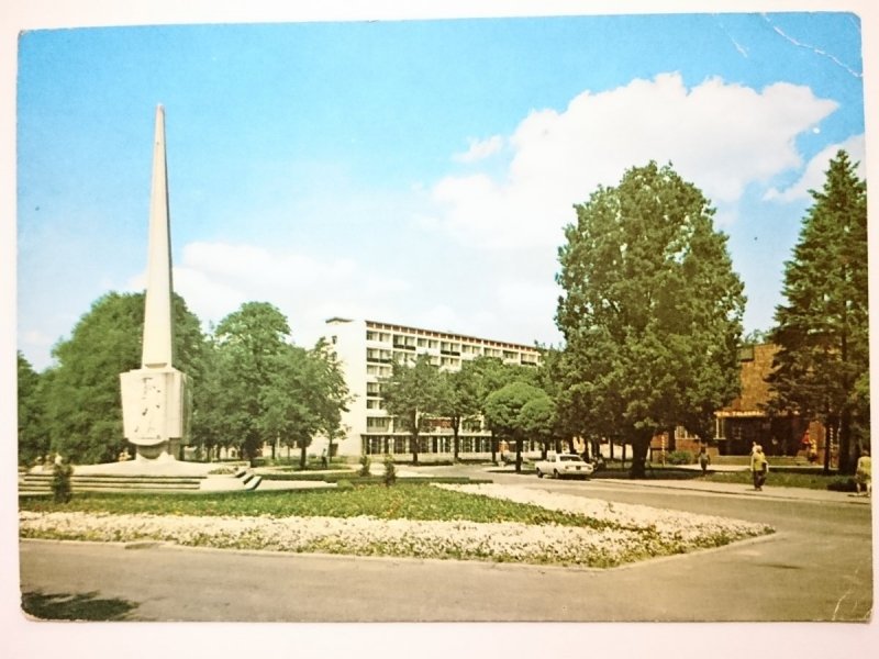 CIECHOCINEK. PLAC GDAŃSKI Z LEWEJ POMNIK WDZIĘCZNOŚCI FOT. JABŁOŃSKI