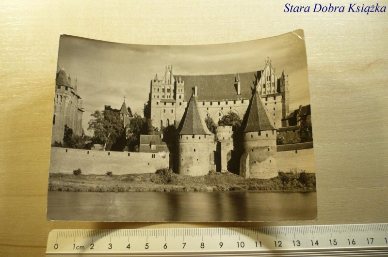 MALBORK. BRAMA MOSTOWA NA TLE ZAMKU POKRZYŻACKIEGO