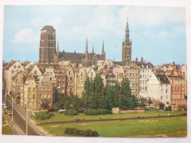 GDAŃSK. FRAGMENT MIASTA; W GŁĘBI WIEŻE KOŚCIOŁA NMP FOT. K. JABŁOŃSKI