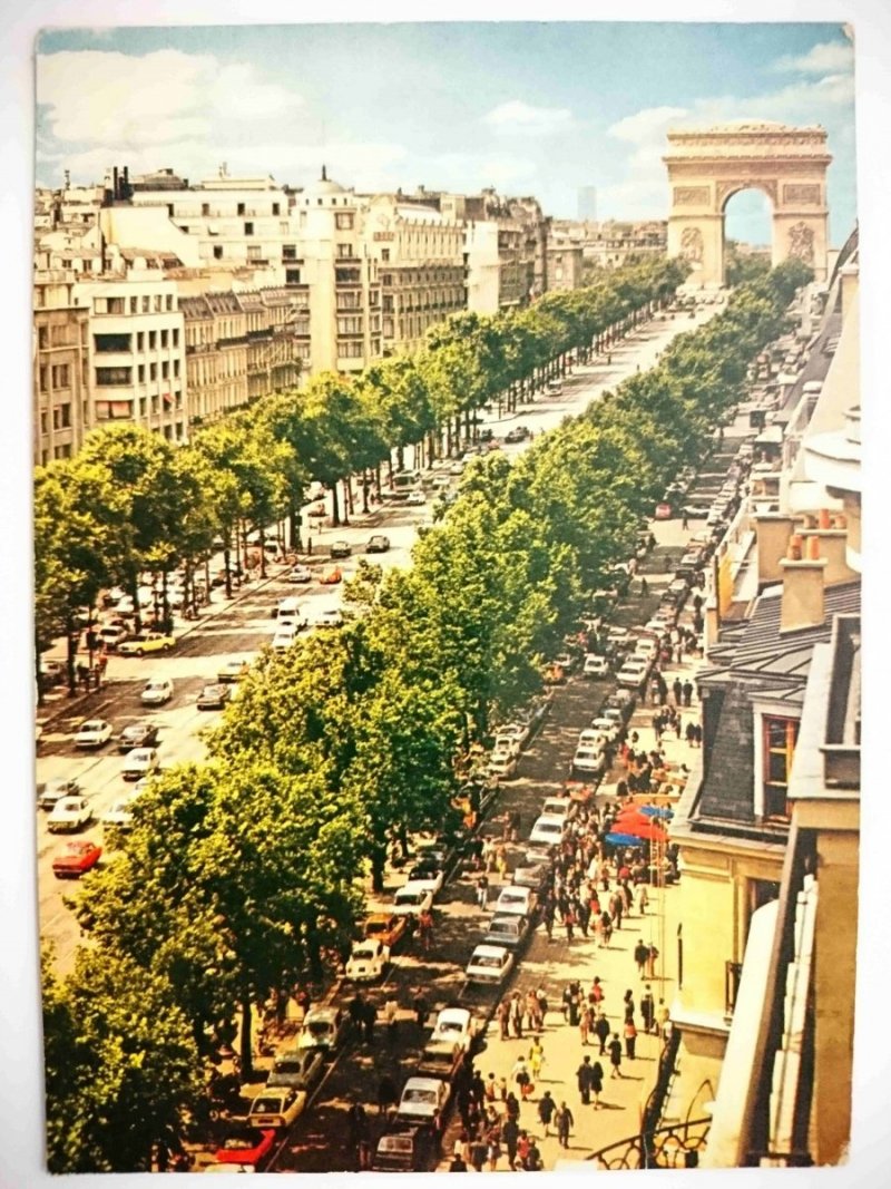 PARIS. LES CHAMPS ELYSEES ET L’ARC DE TRIOMPHE
