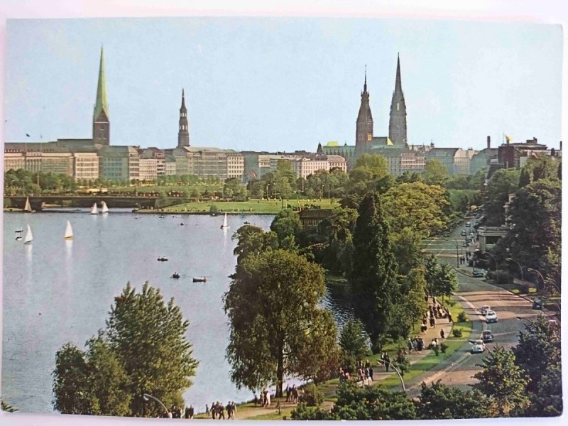 HAMBURG. AUSSENALSTER UND TURME DER STADT
