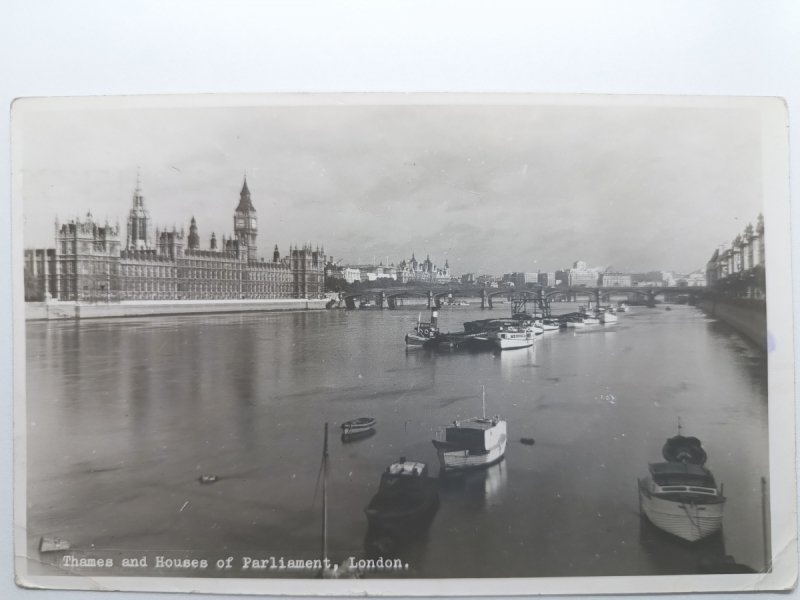 THAMES AND HOUSE OF PARLIAMENT LONDON