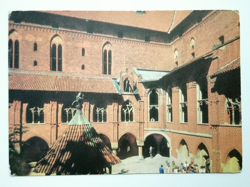 MALBORK. ZAMEK POKRZYŻACKI XIII-XIV w. DZIEDZINIEC ZAMKU FOT. JABŁOŃSKI