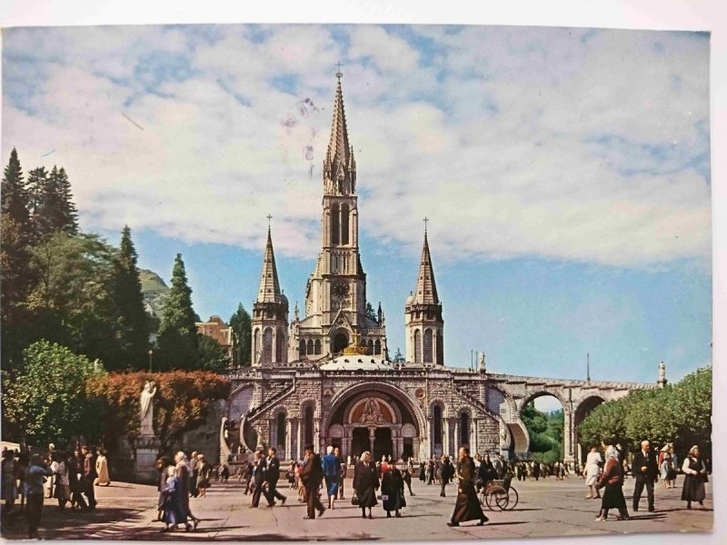 LOURDES. LA BASILIQUE DU ROSAIRE (EN BAS) ET LA BASILIQUE DE I'IMMACULEE CONCEPTION