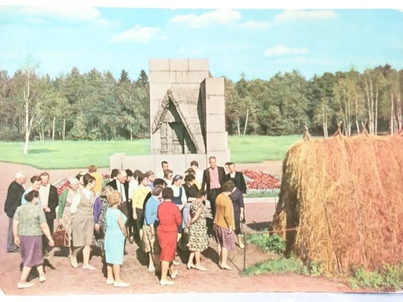EXCURSIONISTS AT THE HYSTORICAL HUT OF V. I. LENIN