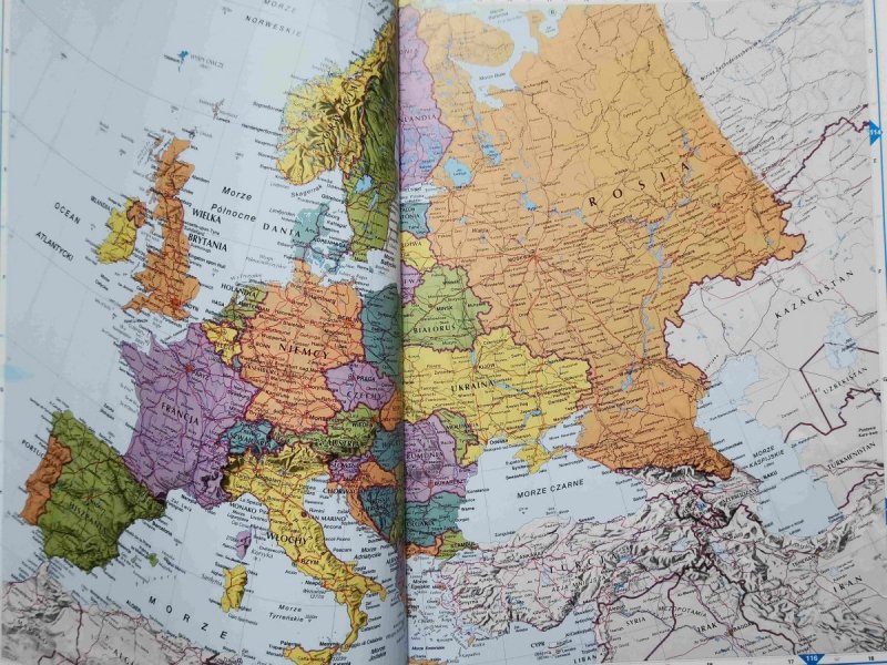 ILUSTROWANY ATLAS ŚWIATA - 2004