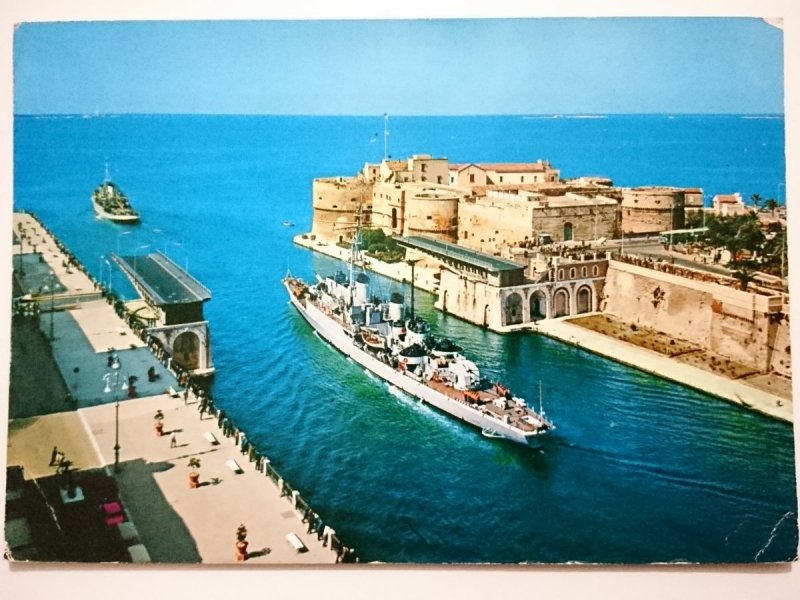 TARANTO. NAVE CASTORE AL PASSAGGIO DE CANALE NAVIGABILE