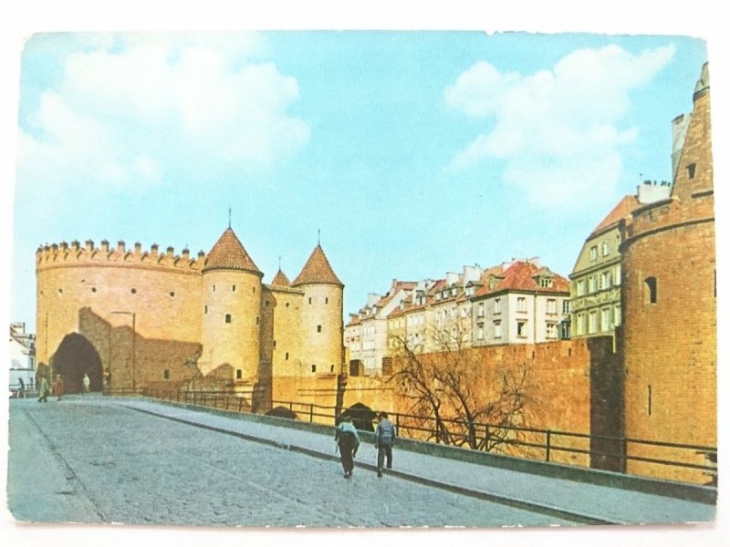 WARSZAWA. MURY STAROMIEJSKIE Z BARBAKANEM FOT. P. KRASSOWSKI