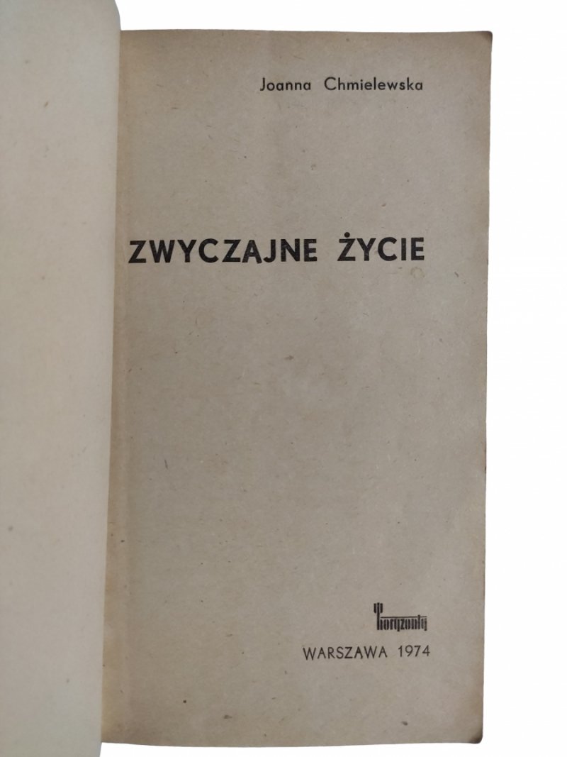 ZWYCZAJNE ŻYCIE - Joanna Chmielewska