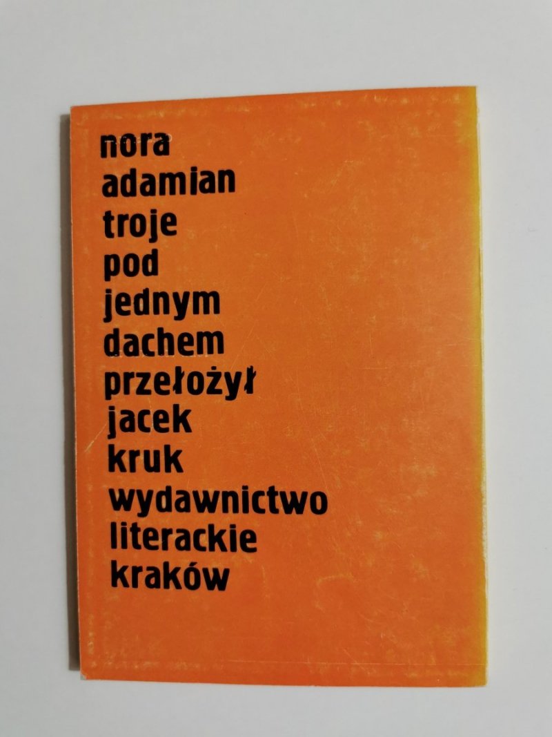 TROJE POD JEDNYM DACHEM - Nora Adamian 1982