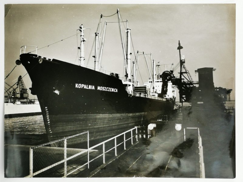ZDJĘCIE. STATEK W PORCIE – KOPALNIA MOSZCZENICA    Fot. Janusz Uklejewski 