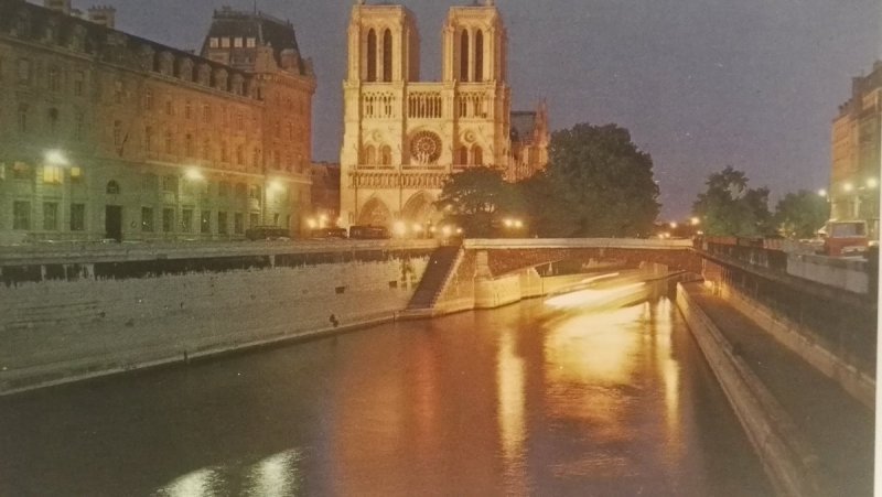 PARIS, LA NUIT. NOTRE-DAME ET LA SEINE