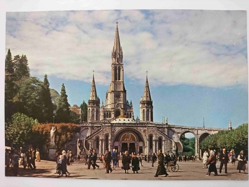 LOURDES. LA BASILIQUE DU ROSAIRE (EN BAS)