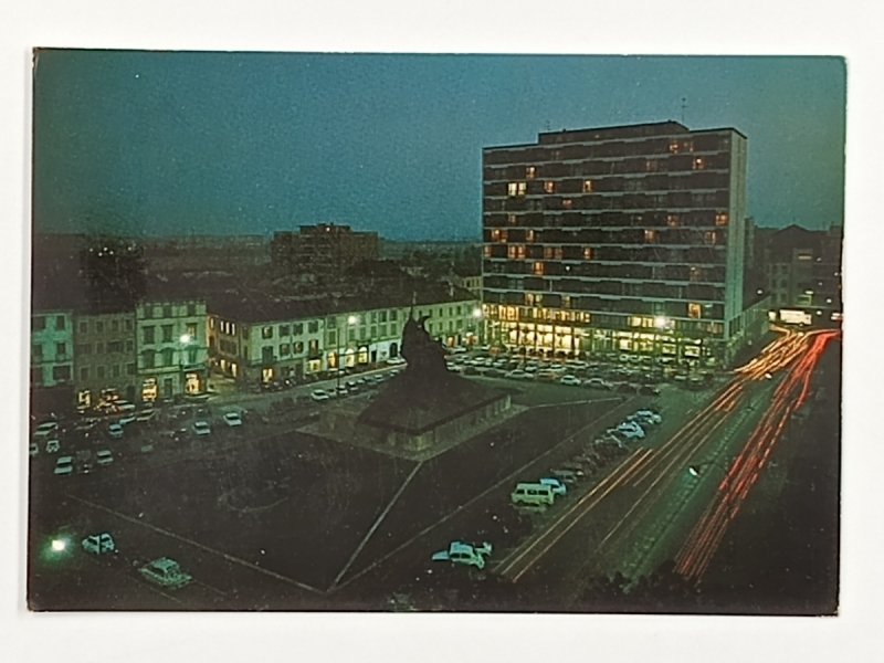 MONZA DI NOTTE PIAZZA TRENTO E TRIESTE