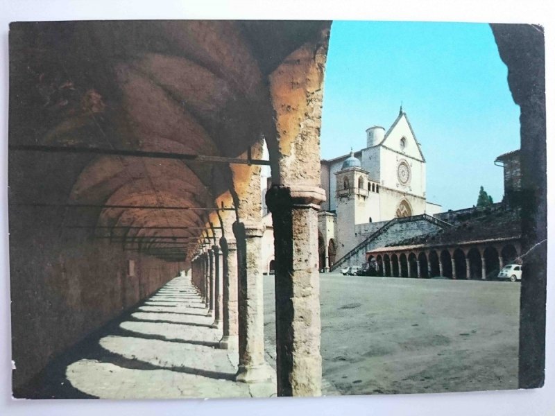 ASSISI. PIAZZA INFERIORE DI S. FRANCESCO