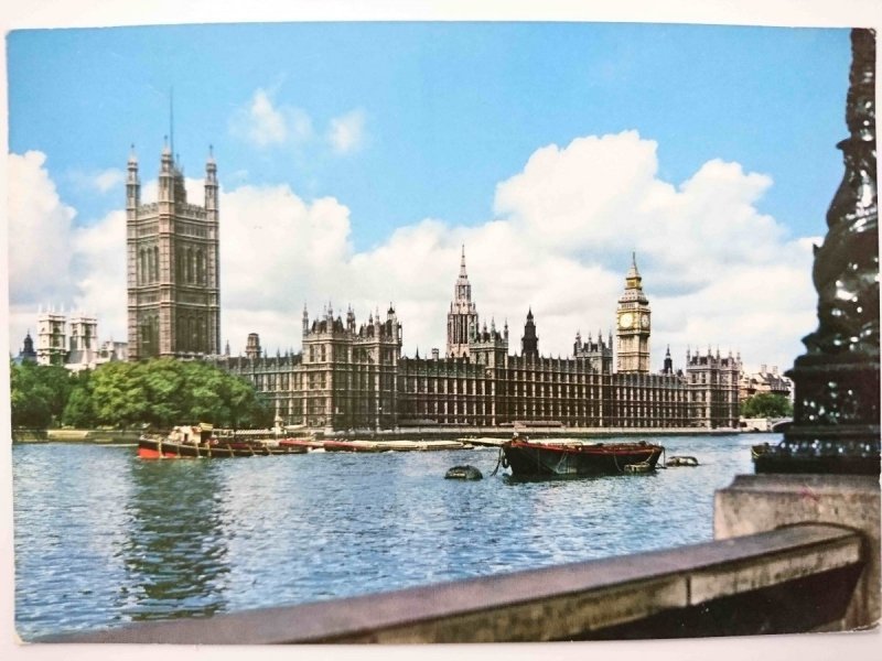 WESTMINSTER. THE HOUSES OF PARLIAMENT AND THE RIVER THAMES