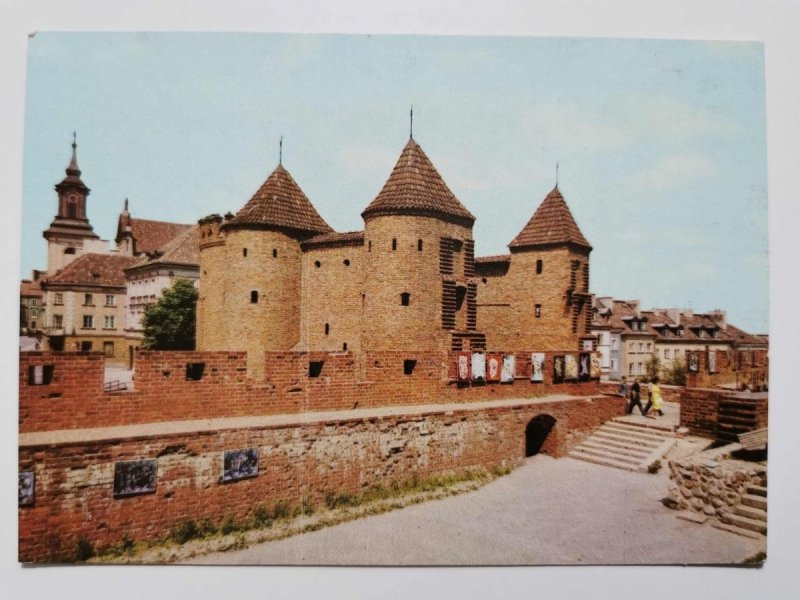 WARSZAWA. FRAGMENT MURÓW OBRONNYCH Z BARBAKANEM FOT. KRASSOWSKI