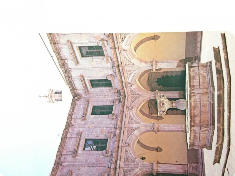 CLAUSTRO Y FUENTE BARROCO DE LOS COLEGIOS DE SAN