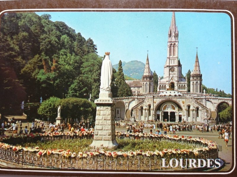 LOURDES. LA BASILIQUE ET LA VIERGE COURONNEE