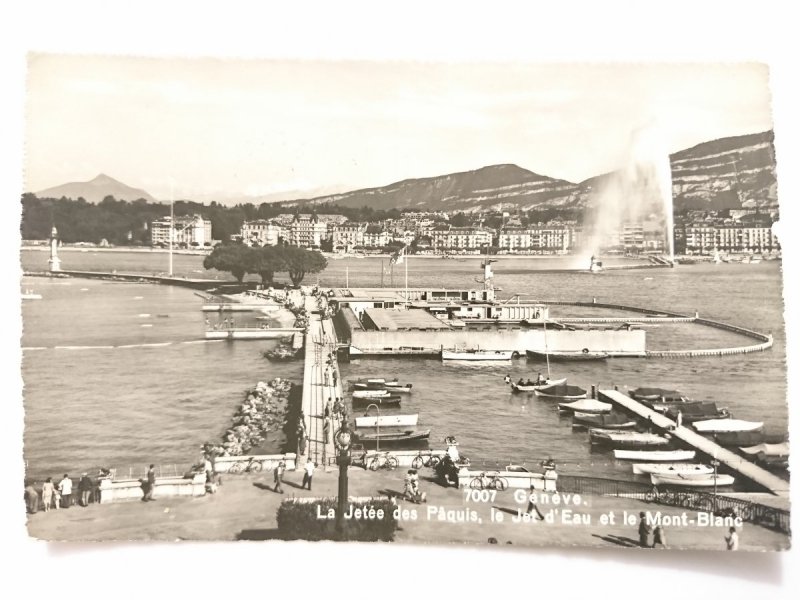 GENEVE. LA JETEE DES PAQUIS, LE  JET D;EAU ET LE MONT-BLANC