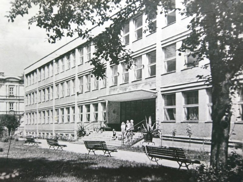TARNÓW. SZKOŁA. POMNIK TYSIĄCLECIA FOT HERMANOWICZ