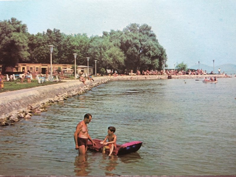 BALATONGYOROK. STRAND