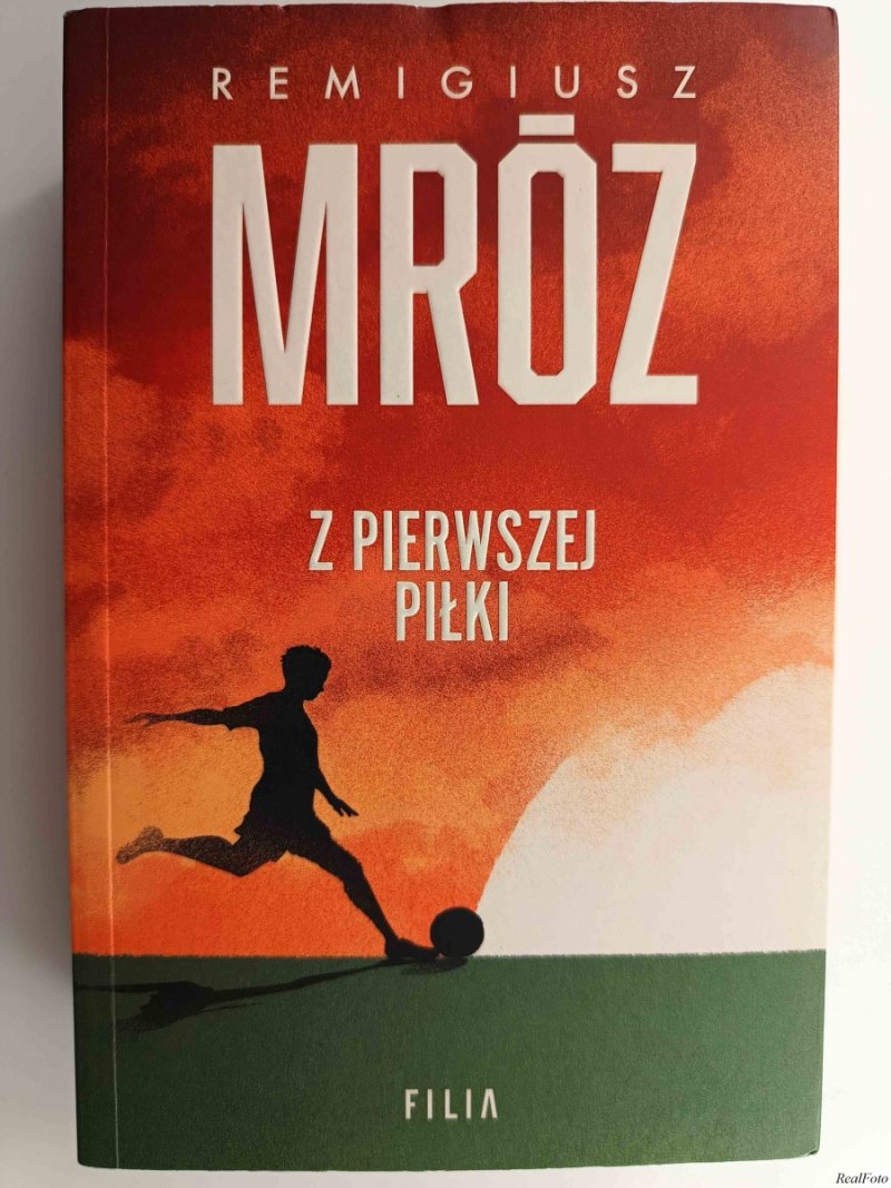 Z PIERWSZEJ PIŁKI - Remigiusz Mróz