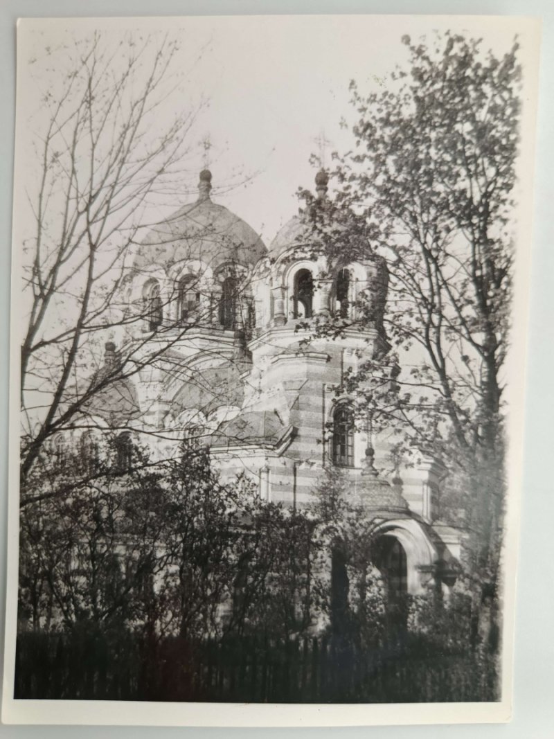 ŚWIĄTYNIA ZA DRZEWAMI
