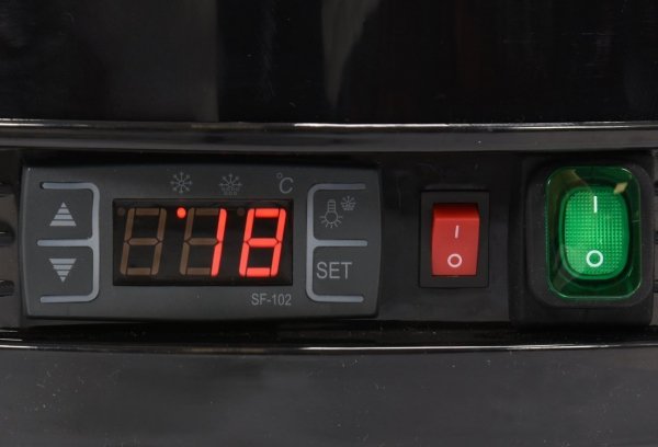 WITRYNA CHŁODNICZA 73L 50x50x106 CZARNA YATO YG-05090 YG-05090
