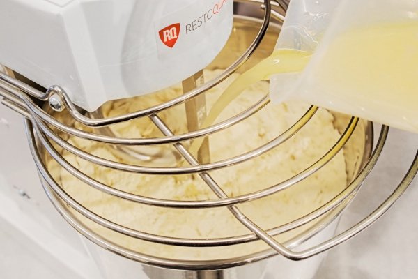 Miesiarka spiralna do ciasta PINA10  VV | regulacja prędkości obrotów | ze stałym hakiem i dzieżą | 7 litrów | 230V