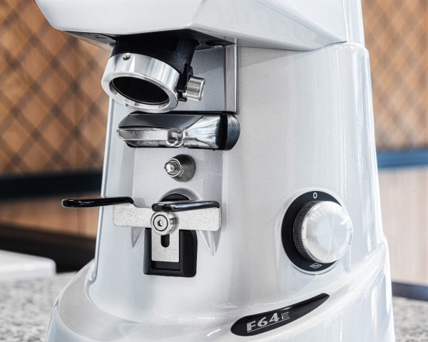 Automatyczny młynek do kawy F64E