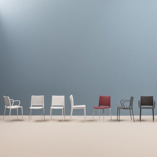 Minimalistyczne krzesła z rodziny Mya włoskiej marki Pedrali