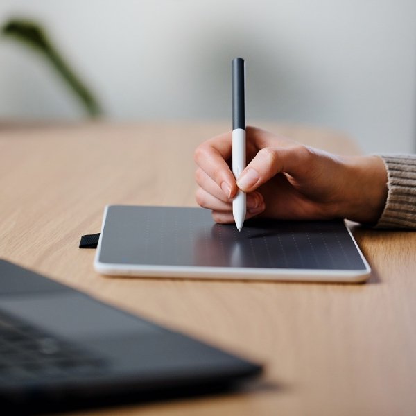 Wacom One - tablet piórkowy z Bluetooth - rozmiar M
