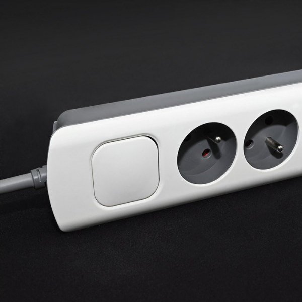QOLTEC LISTWA ZASILAJĄCA ANTYPRZEPIĘCIOWA | 6 GNIAZD | 2 X USB | 1.8M | BIAŁO-SZARA