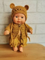 Olimi, sweterek szydełkowy dla lalki Miniland 21cm, musztardowy