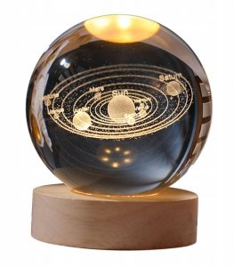 Podświetlana kryształowa kula dekoracyjna na podstawie drewnianej KUS– Układ Słoneczny – LED – USB
