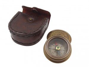 Mosiężny kompas w skórzanym etui Com-0468