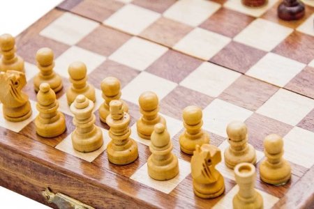 Małe szachy podróżne - Drewniane szachy magnetyczne mini - G610
