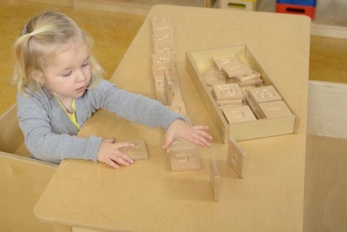 Zabawka Sensoryczna Rozpoznaj Dotykiem Literki Cyfry Kształty Masterkidz Montessori