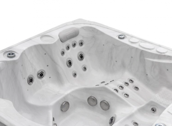 Canadian Spa - Montreal - White marble