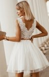  Rozkloszowana sukienka z koronką ecru-beż Bicotone 2206-21 tył