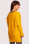 Oversizowy musztardowy sweter z głębokim dekoltem BK083 tył