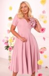 Elizabeth Rubi sukienka midi pudrowy róż