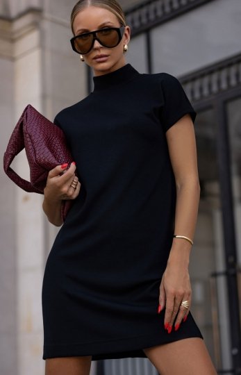 Dzianinowa czarna mini sukienka z golfem Kler
