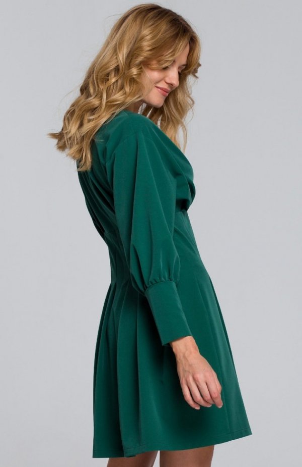 Sukienka z rozkloszowanymi zakładkami zielona K087 tył