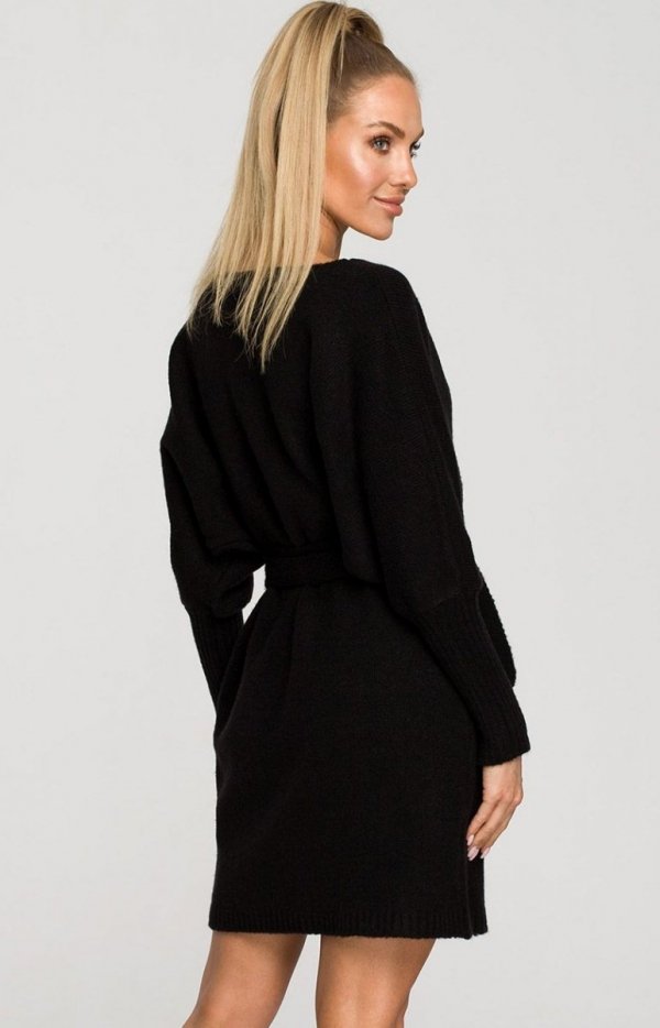 Moe M714 sweterkowa sukienka czarna tył