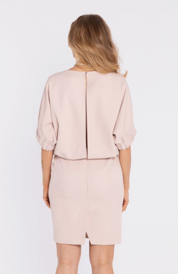 Moe sukienka bluzowana z rozciętymi plecami jasnobeżowa M904 tył